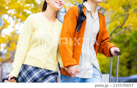 東京に旅行に来たカップル　秋 133570057