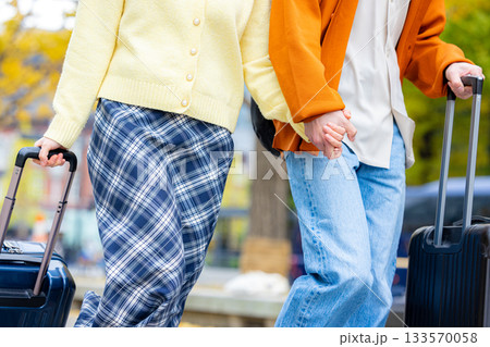 東京に旅行に来たカップル　秋 133570058