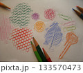 フロッタージュ(こすり出し)の技法で写し取ったいろいろな模様とカラフルな色鉛筆 133570473