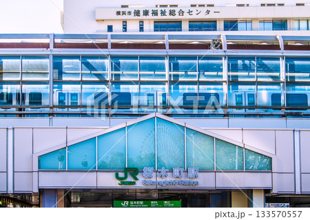 日本の横浜都市景観　桜木町駅や電車、窓ガラスに映る大観覧車、ロープウェイなどを望む＝11月26日 133570557