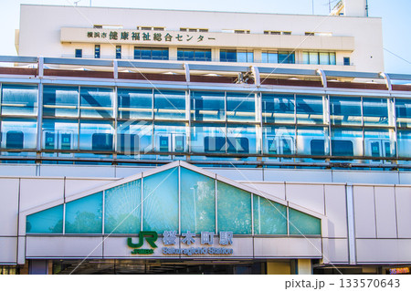 日本の横浜都市景観　桜木町駅や電車、窓ガラスに映る大観覧車などを望む＝11月26日 133570643