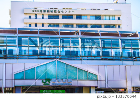 日本の横浜都市景観　桜木町駅や電車、窓ガラスに映る大観覧車などを望む＝11月26日 133570644