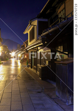 夜の竹原町並み保存地区 133570719