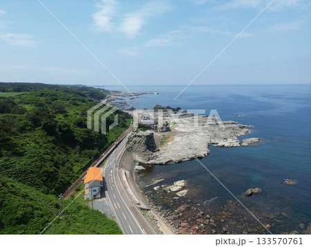 青森　深浦　JR千畳敷駅と千畳敷（ドローン撮影） 133570761