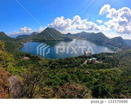 榛名山硯岩からの榛名湖と外輪山全景 133570890