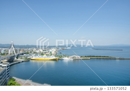 青森県青森市　晴天の青函連絡船八甲田丸と周辺の街並み 133571052