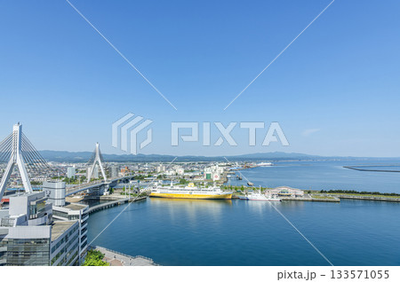 青森県青森市 晴天の青函連絡船八甲田丸と周辺の街並み 青森県青森市 晴天の青函連絡船八甲田丸と周辺の街並み 133571055