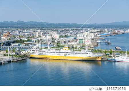 青森県青森市　晴天の青函連絡船八甲田丸と周辺の街並み 133571056