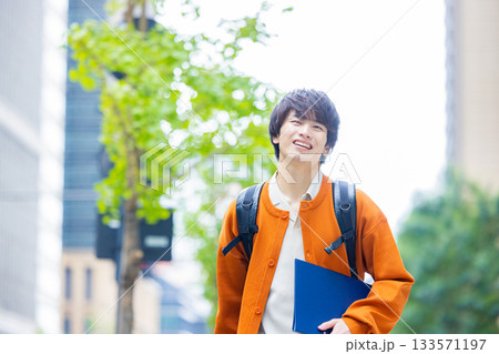 大学生　屋外 133571197