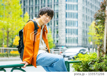 若い男性のポートレート 133571208