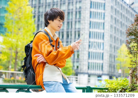 スマートフォンを持つ男性 スマートフォンを持つ男性 133571209