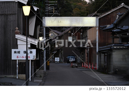 温泉津温泉　メインストリートの夜景 133572012