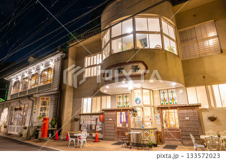 温泉津温泉　メインストリートの夜景 133572023