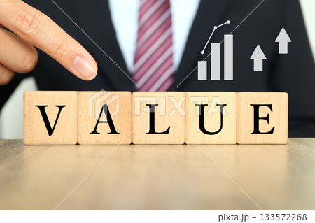 ビジネス的価値向上を示すVALUEと上昇グラフ。 ビジネス的価値向上を示すVALUEと上昇グラフ。 133572268