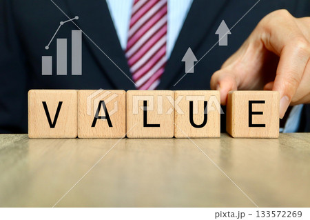 ビジネス的価値向上を示すVALUEと上昇グラフ。 ビジネス的価値向上を示すVALUEと上昇グラフ。 133572269