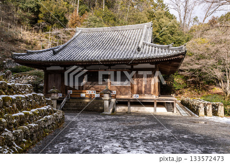 冬の愛宕念仏寺　残雪の本堂1　京都府京都市右京区 133572473