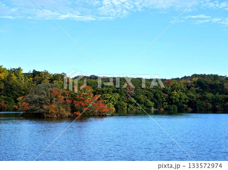 遠い一碧湖の初秋の風 133572974