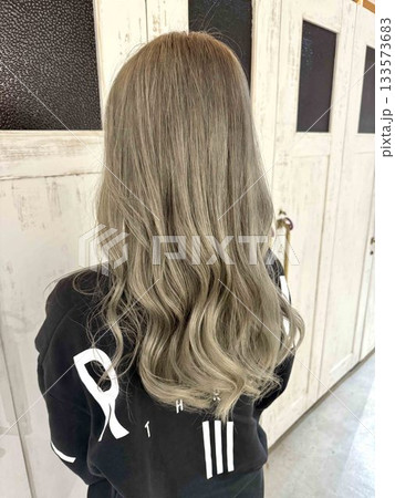 ブロンドグレージュカラー！ 133573683