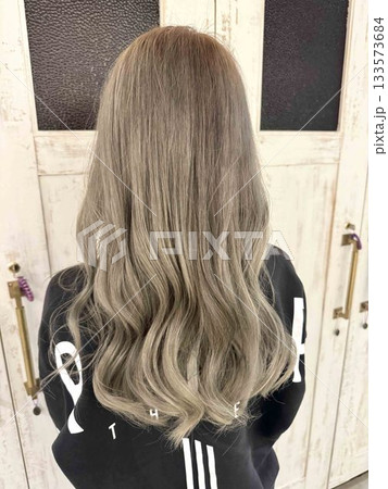 ブロンドグレージュカラー！ 133573684