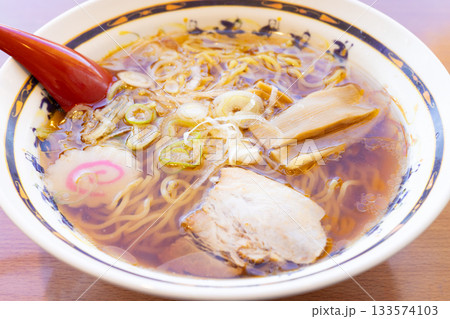 美味しい昔ながらの醤油ラーメン 133574103