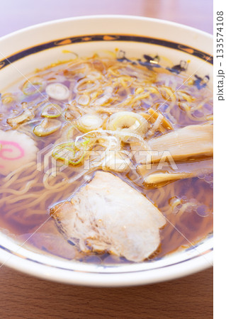 美味しい昔ながらの醤油ラーメン 133574108