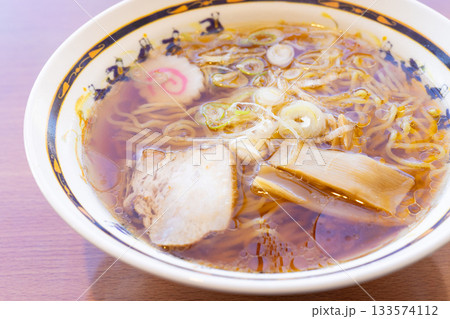 美味しい昔ながらの醤油ラーメン 133574112