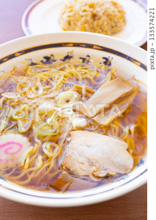 美味しい昔ながらの醤油ラーメンと半チャーハンのセット 133574221