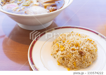 美味しい昔ながらの醤油ラーメンと半チャーハンのセット 美味しい昔ながらの醤油ラーメンと半チャーハンのセット 133574222