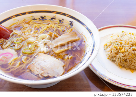 美味しい昔ながらの醤油ラーメンと半チャーハンのセット 美味しい昔ながらの醤油ラーメンと半チャーハンのセット 133574223