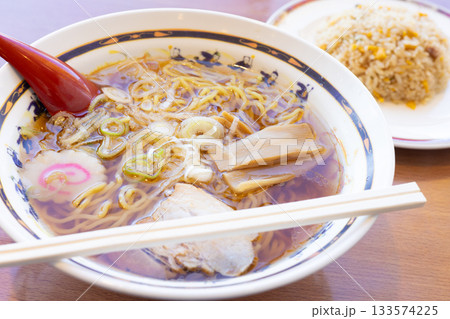 美味しい昔ながらの醤油ラーメンと半チャーハンのセット 美味しい昔ながらの醤油ラーメンと半チャーハンのセット 133574225