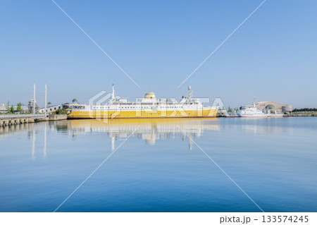 青森県青森市　青函連絡船メモリアルシップ八甲田丸と青森港の風景 133574245