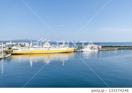 青森県青森市　青函連絡船メモリアルシップ八甲田丸と青森港の風景 133574246
