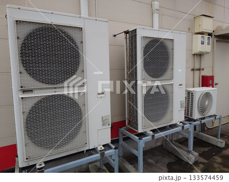 屋外に設置されたエアコンの室外機 屋外に設置されたエアコンの室外機 133574459