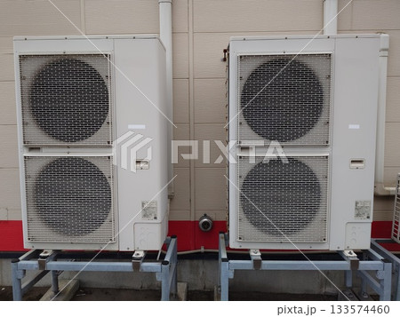 屋外に設置されたエアコンの室外機 屋外に設置されたエアコンの室外機 133574460