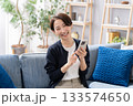 ソファーでスマホを操作する女性 133574650