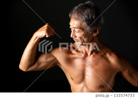 ボディービルダー　肉体美 133574733