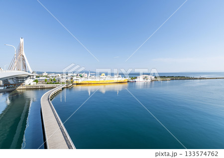 青森県青森市　晴天の青函連絡船八甲田丸と周辺の街並み 133574762