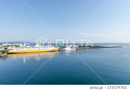 青森県青森市　晴天の青函連絡船八甲田丸と周辺の街並み 133574763