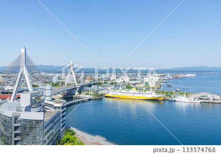 青森県青森市 晴天の青函連絡船八甲田丸と周辺の街並み 青森県青森市 晴天の青函連絡船八甲田丸と周辺の街並み 133574768