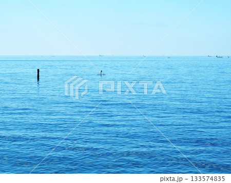 神奈川県　立石の海でサップを楽しむ人　10月 133574835