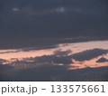 夕焼けに染まる空 133575661