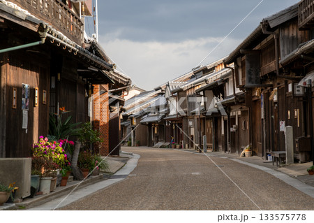 三重県　亀山市　関宿　宿場町の町並み　 133575778