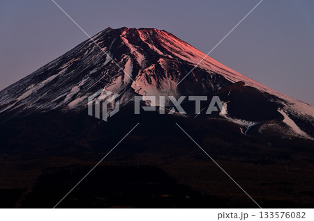 愛鷹山塊の越前岳の十里木高原展望台より 朝日に照らされる富士山と宝永火口 愛鷹山塊の越前岳の十里木高原展望台より 朝日に照らされる富士山と宝永火口 133576082