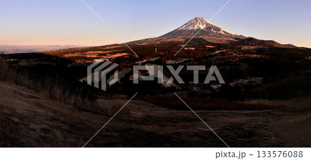 愛鷹山塊の越前岳の十里木高原展望台からのパノラマ写真　朝日を浴びる富士山 133576088