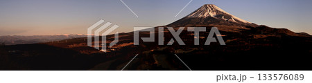 愛鷹山塊の越前岳の十里木高原展望台からのパノラマ写真 朝日を浴びる富士山 愛鷹山塊の越前岳の十里木高原展望台からのパノラマ写真 朝日を浴びる富士山 133576089