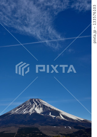 愛鷹山塊の越前岳より 雪の富士山と青空 コピースペース 愛鷹山塊の越前岳より 雪の富士山と青空 コピースペース 133576103