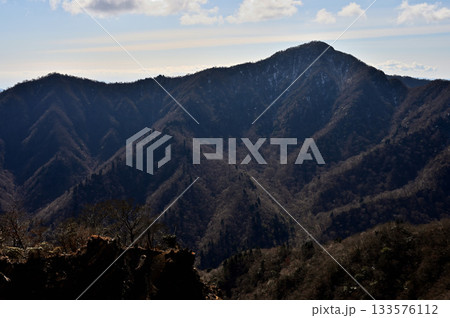 愛鷹山塊の越前岳　北白ガレンより望む前岳と位牌岳 133576112