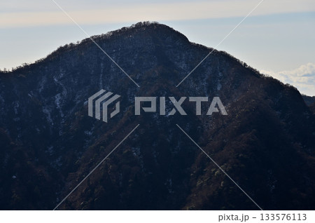 愛鷹山塊　越前岳の北白ガレンより望む位牌岳 133576113