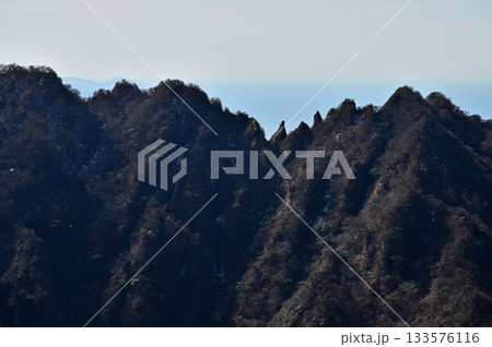 愛鷹山塊の越前岳　北白ガレンより望む鋸岳と蓬莱岳（蓬莱山）の稜線 133576116
