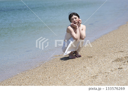 爽やかな夏の日を楽しむ女性 爽やかな夏の日を楽しむ女性 133576269
